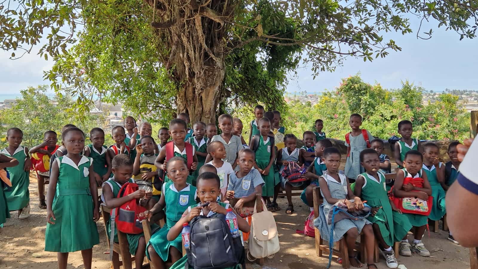 Visita a niños en la escuela local