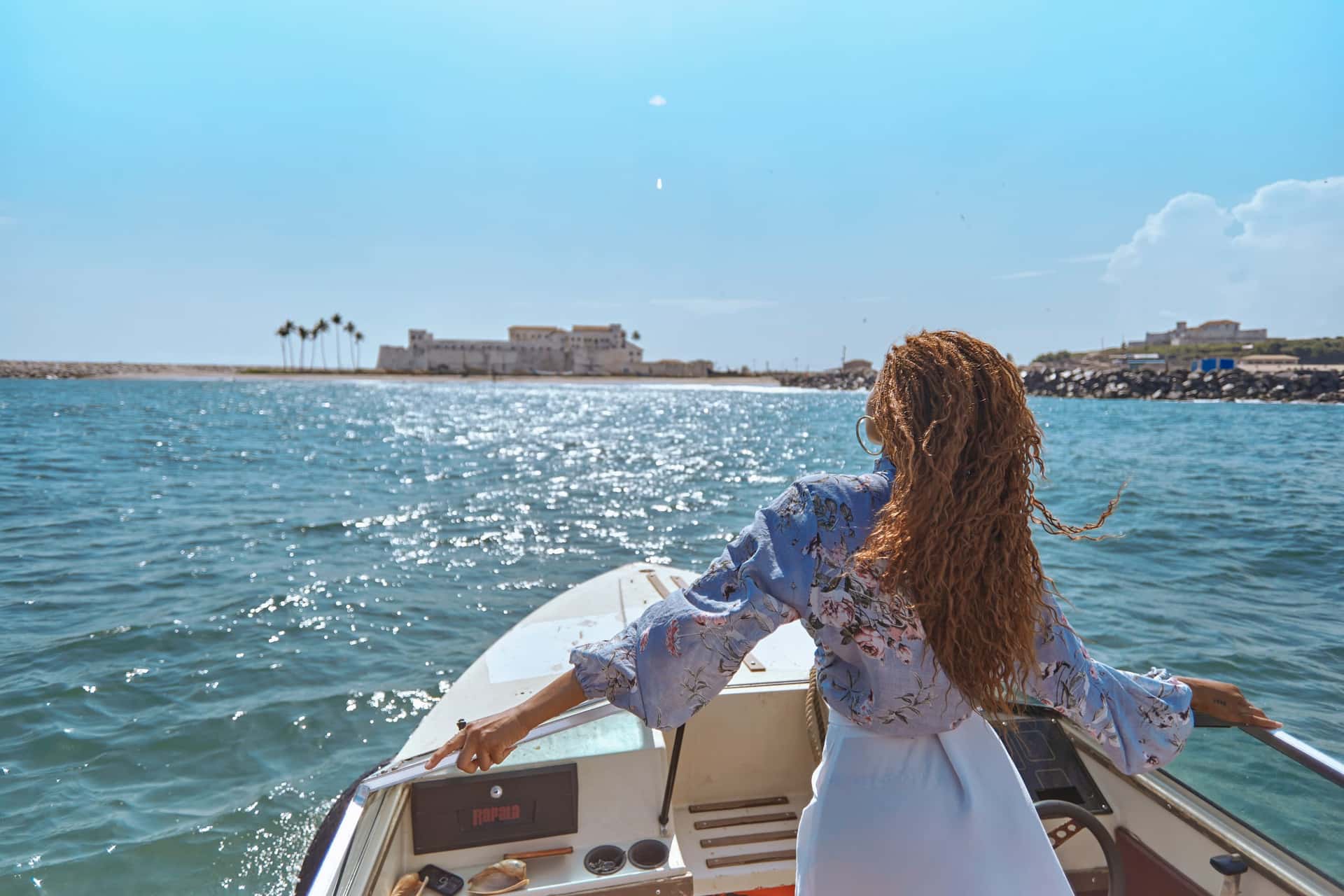 Paseo en barco alrededor del Castillo de Elmina